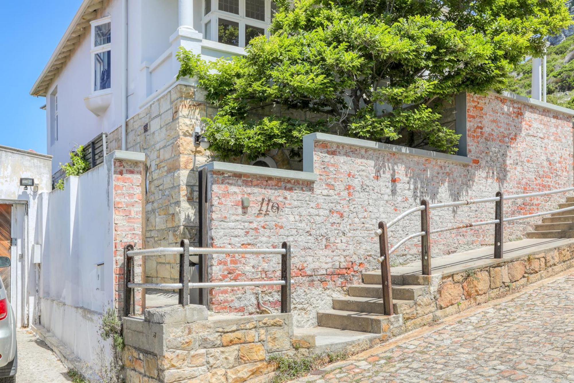 Behr Road Apartment With Sea View Patio Cape Town Eksteriør bilde